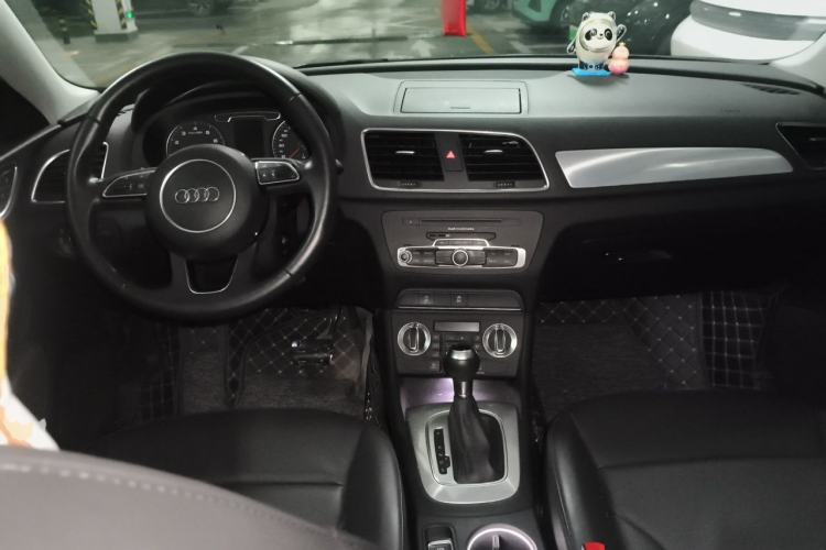 Used Audi Q3 2015 30 TFSI Comfort Model Center Console