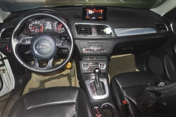 Used Audi Q3 2015 35 TFSI Ambition Edition Center Console