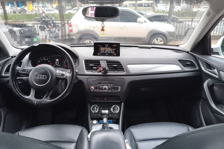Used Audi Q3 2015 30 TFSI Comfort Model Center Console