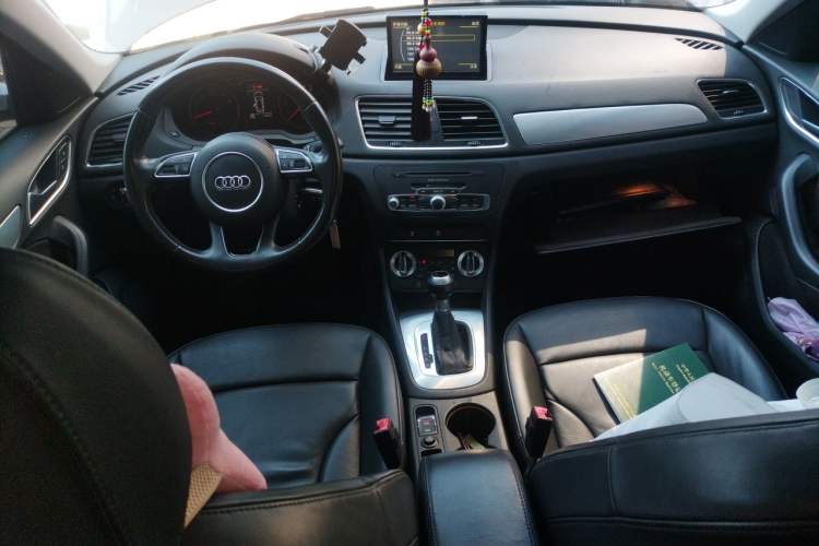 Used Audi Q3 2015 30 TFSI Comfort Model Center Console