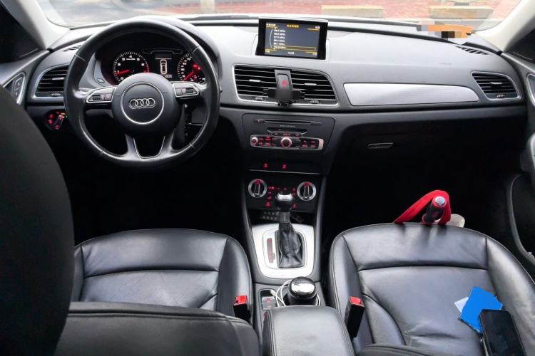 Used Audi Q3 2015 30 TFSI Comfort Model Center Console