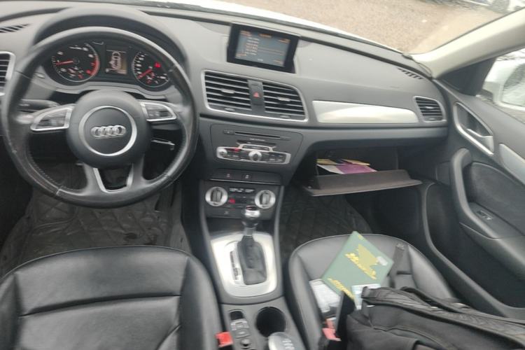 Used Audi Q3 2015 30 TFSI Comfort Model Center Console