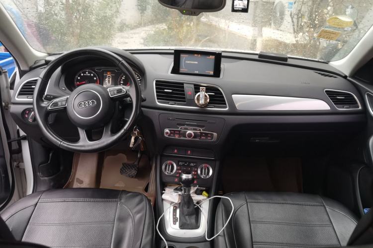 Used Audi Q3 2015 30 TFSI Comfort Model Center Console