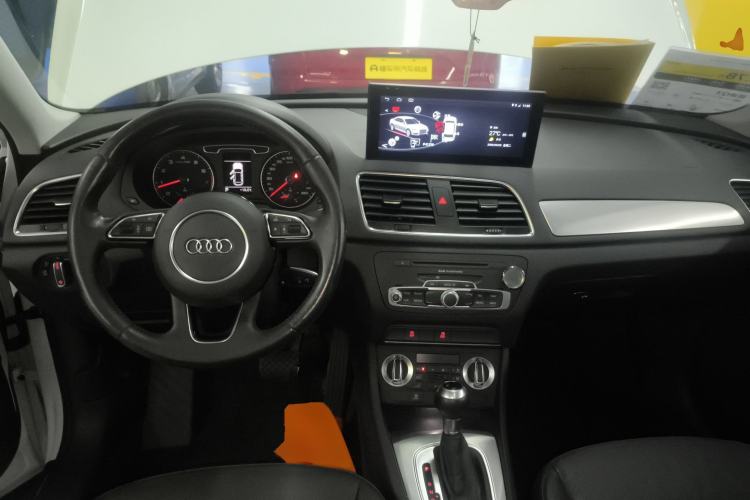 Used Audi Q3 2015 30 TFSI Comfort Model Center Console