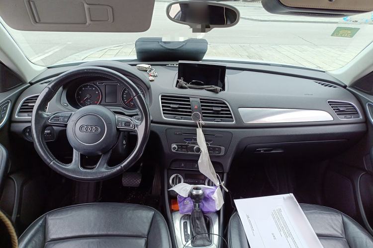 Used Audi Q3 2015 35 TFSI Comfort Model Center Console