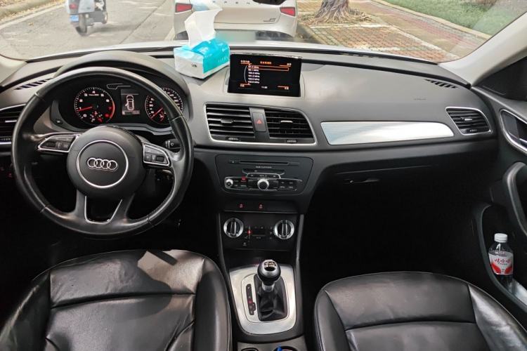 Used Audi Q3 2015 30 TFSI Comfort Model Center Console
