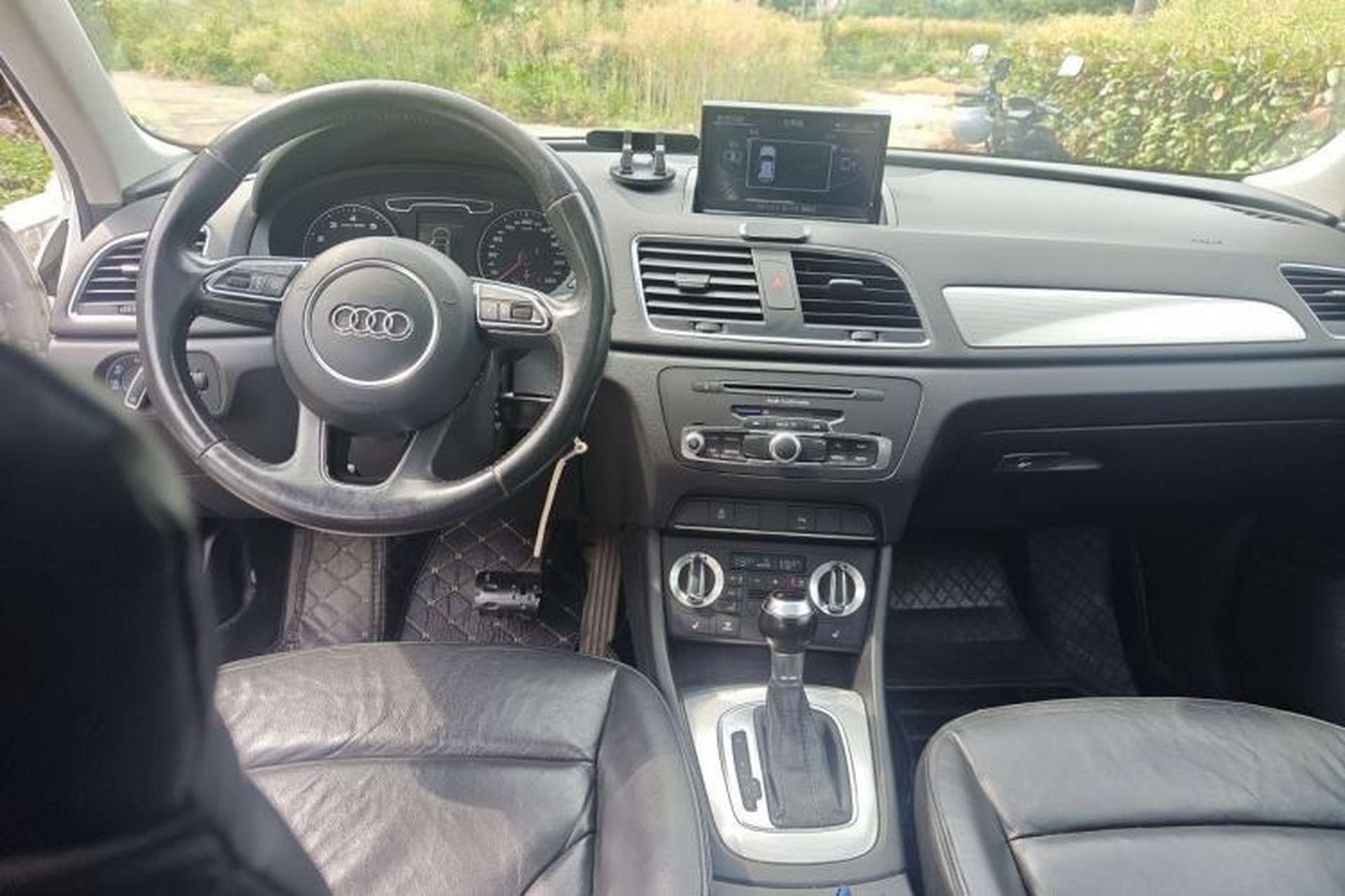 Used Audi Q3 2015 35 TFSI Comfort Model Center Console