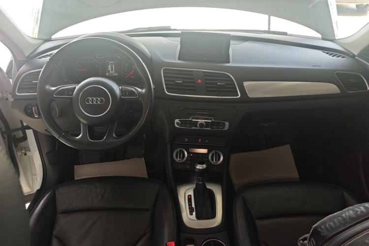 Used Audi Q3 2015 35 TFSI Comfort Model Center Console