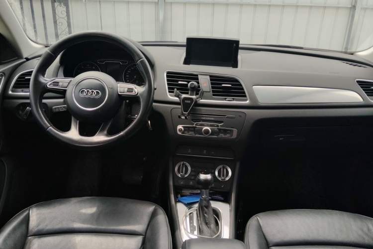 Used Audi Q3 2015 35 TFSI Comfort Model Center Console
