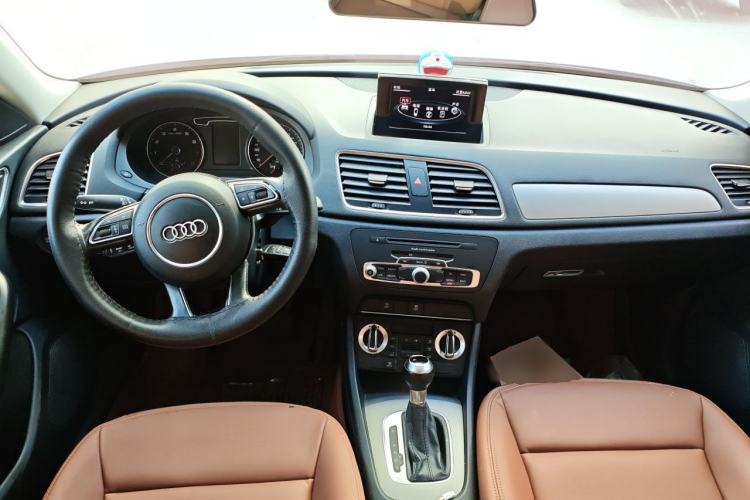 Used Audi Q3 2015 35 TFSI Ambition Edition Center Console