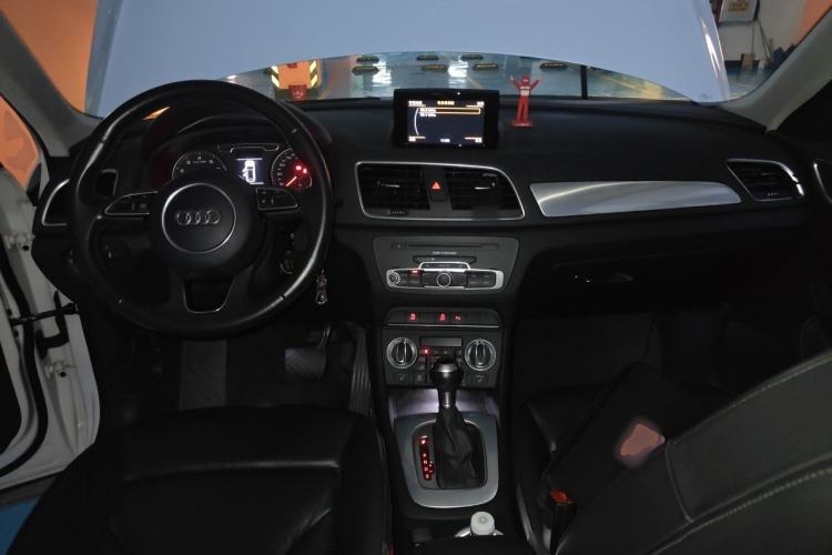 Used Audi Q3 2015 35 TFSI Comfort Model Center Console