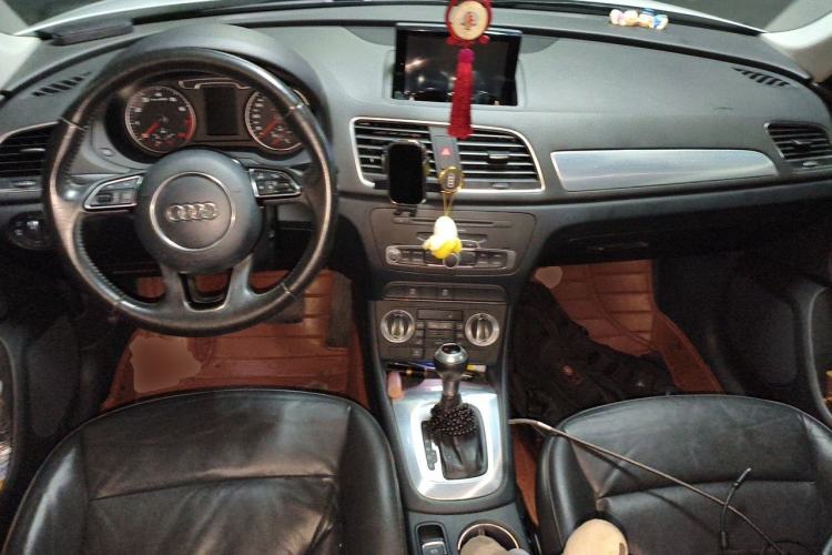 Used Audi Q3 2015 30 TFSI Comfort Model Center Console