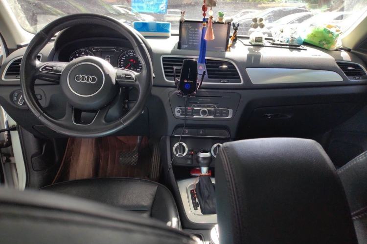Used Audi Q3 2015 30 TFSI Comfort Model Center Console