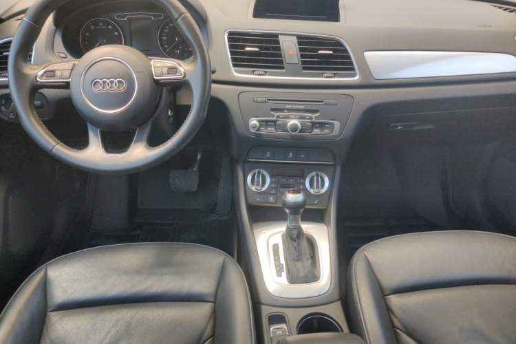 Used Audi Q3 2015 35 TFSI Comfort Model Center Console