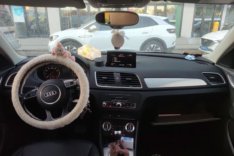 Used Audi Q3 2015 30 TFSI Comfort Model Center Console