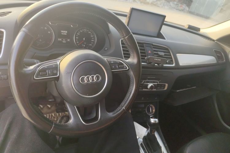 Used Audi Q3 2015 35 TFSI quattro Comfort model Center Console