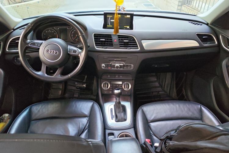 Used Audi Q3 2015 35 TFSI Comfort Model Center Console
