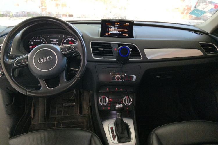 Used Audi Q3 2015 35 TFSI Comfort Model Center Console