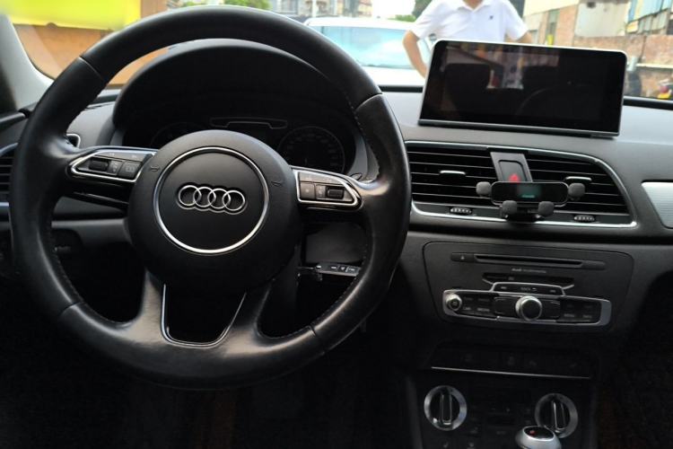 Used Audi Q3 2015 35 TFSI quattro Comfort model Center Console
