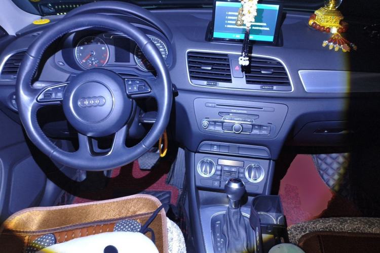 Used Audi Q3 2015 30 TFSI Comfort Model Center Console