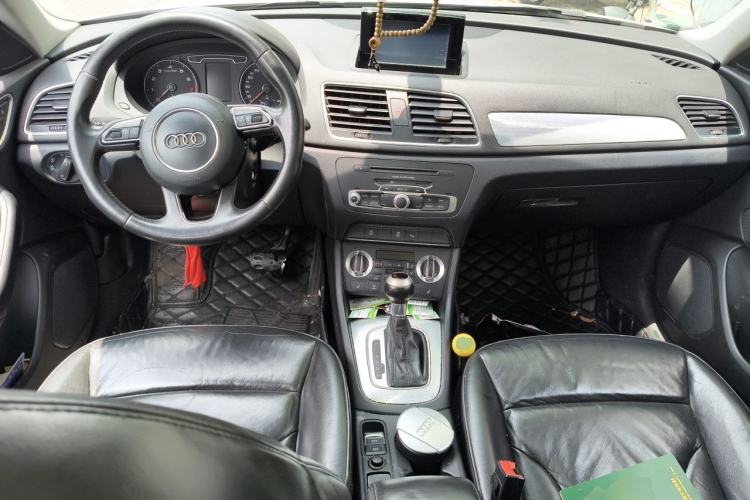 Used Audi Q3 2015 35 TFSI Comfort Model Center Console