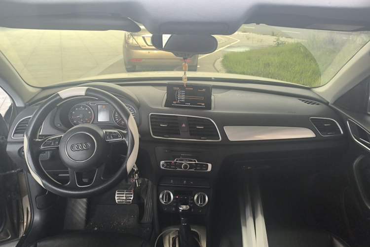Used Audi Q3 2015 35 TFSI Comfort Model Center Console
