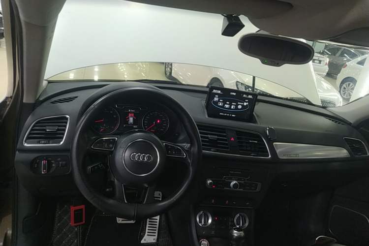 Used Audi Q3 2015 35 TFSI quattro Technology Edition Center Console
