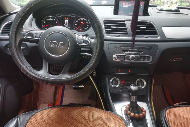 Used Audi Q3 2015 30 TFSI Comfort Model Center Console