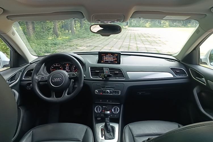 Used Audi Q3 2015 35 TFSI Comfort Model Center Console