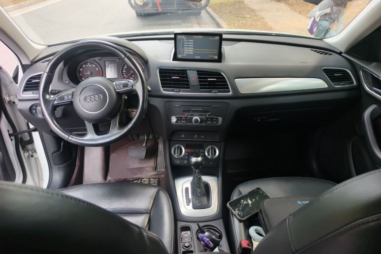 Used Audi Q3 2015 35 TFSI Comfort Model Center Console