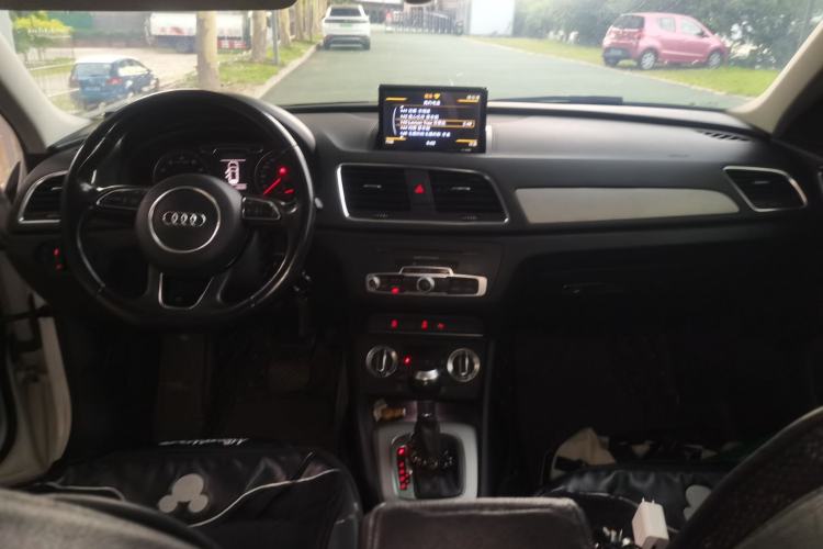 Used Audi Q3 2015 30 TFSI Comfort Model Center Console
