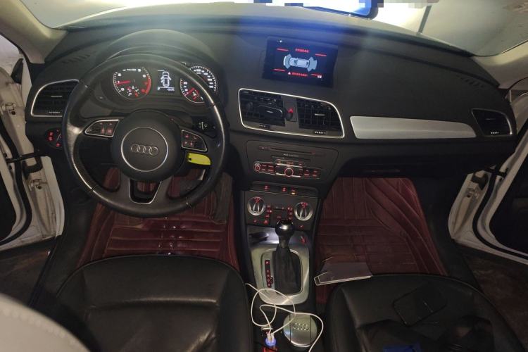 Used Audi Q3 2015 35 TFSI Comfort Model Center Console