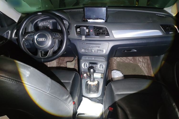 Used Audi Q3 2015 30 TFSI Comfort Model Center Console