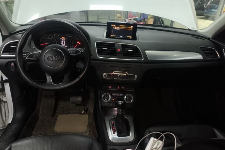 Used Audi Q3 2015 35 TFSI Comfort Model Center Console