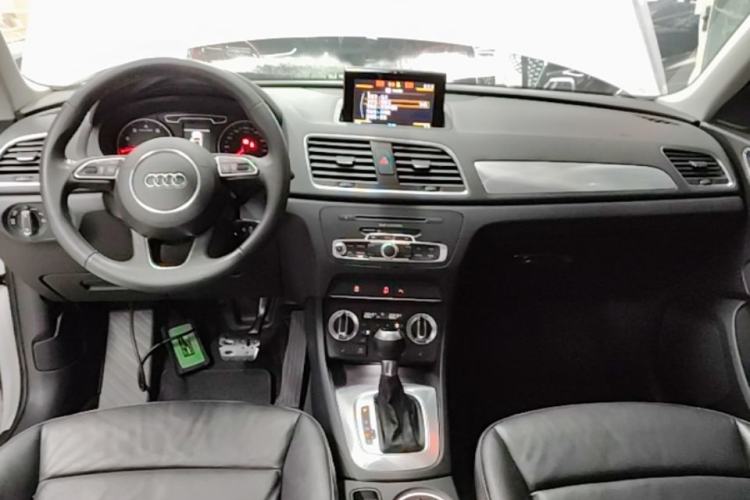 Used Audi Q3 2015 35 TFSI Comfort Model Center Console