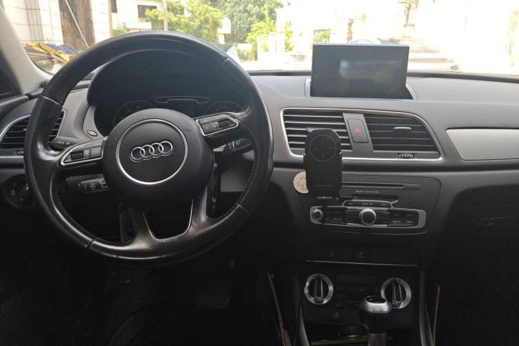 Used Audi Q3 2015 30 TFSI Ambition Edition Center Console