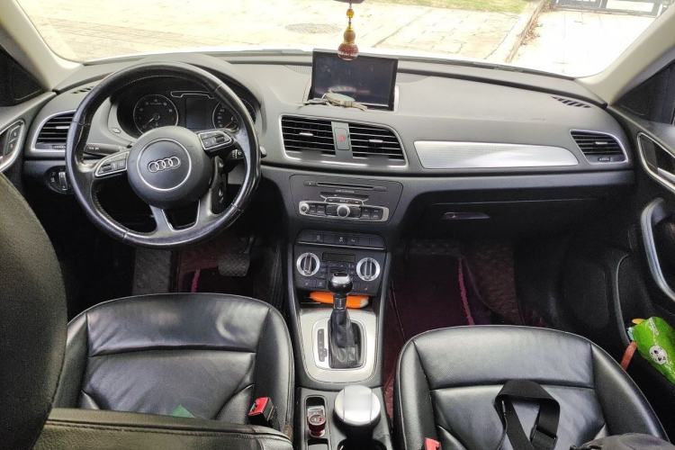 Used Audi Q3 2015 35 TFSI Comfort Model Center Console