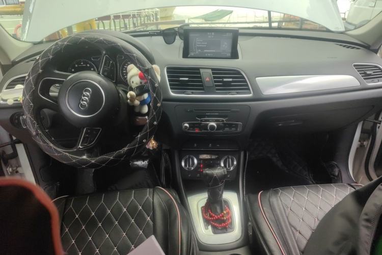 Used Audi Q3 2015 35 TFSI Comfort Model Center Console