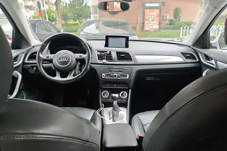 Used Audi Q3 2015 30 TFSI Comfort Model Center Console