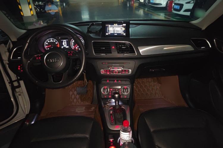 Used Audi Q3 2015 35 TFSI Comfort Model Center Console