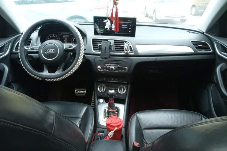 Used Audi Q3 2015 35 TFSI Comfort Model Center Console