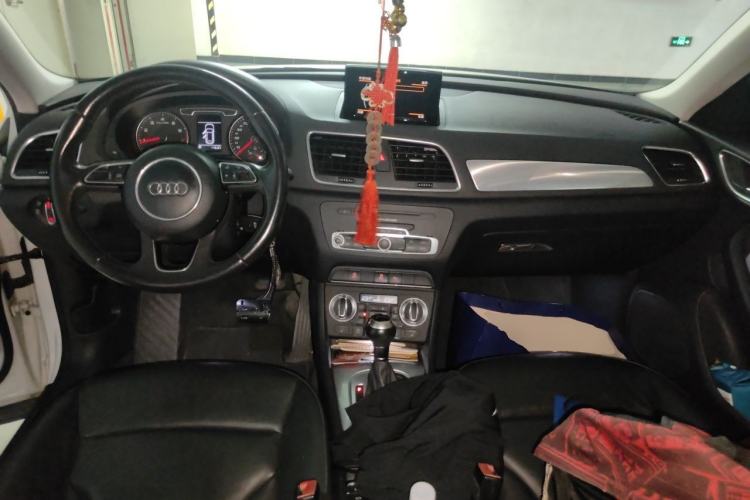 Used Audi Q3 2015 35 TFSI Comfort Model Center Console