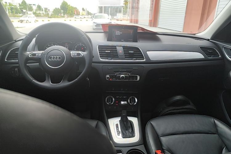 Used Audi Q3 2015 35 TFSI Comfort Model Center Console