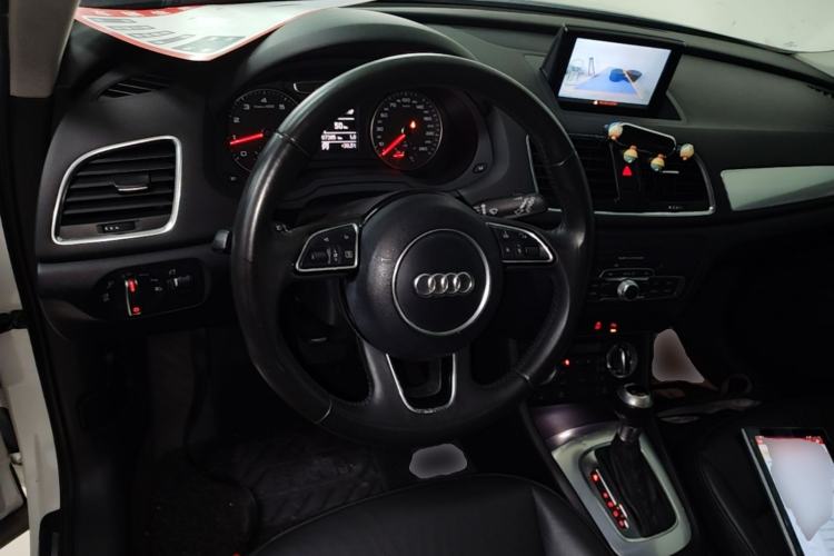 Used Audi Q3 2015 35 TFSI Comfort Model Center Console