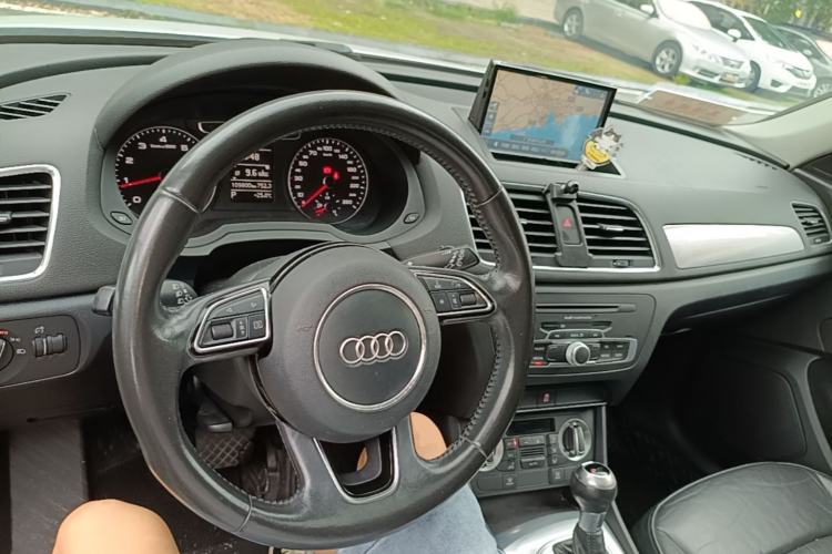 Used Audi Q3 2015 30 TFSI Comfort Model Center Console