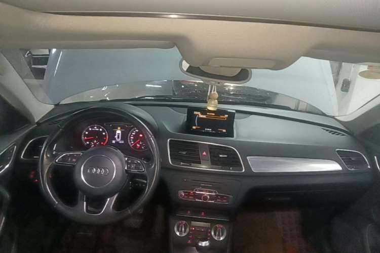 Used Audi Q3 2015 30 TFSI Comfort Model Center Console