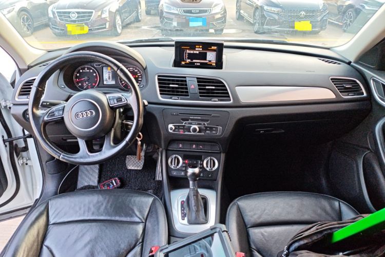 Used Audi Q3 2015 35 TFSI Comfort Model Center Console