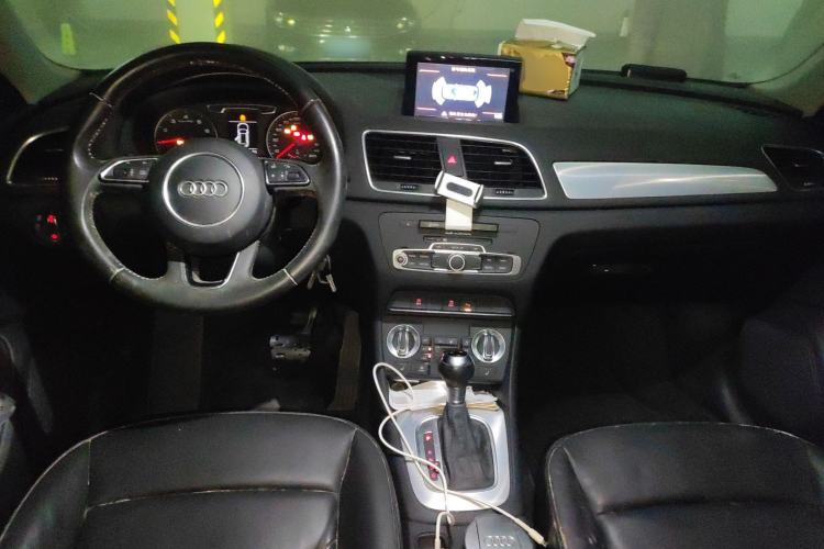 Used Audi Q3 2015 35 TFSI Comfort Model Center Console