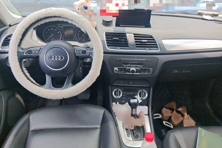 Used Audi Q3 2015 30 TFSI Comfort Model Center Console