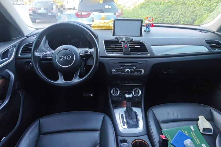 Used Audi Q3 2015 35 TFSI Comfort Model Center Console